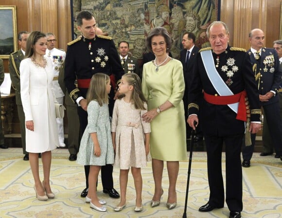 La reine Letizia, le roi Felipe VI, l'infante Sofia, la princesse Leonor, la reine Sofia et le roi Juan Carlos Ier lors de la cérémonie de passation de pouvoir entre le roi Juan Carlos Ier et son fils le roi Felipe VI d'Espagne au palais de la Zarzuela à Madrid, le 19 juin 2014.