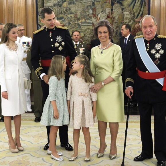 La reine Letizia, le roi Felipe VI, l'infante Sofia, la princesse Leonor, la reine Sofia et le roi Juan Carlos Ier lors de la cérémonie de passation de pouvoir entre le roi Juan Carlos Ier et son fils le roi Felipe VI d'Espagne au palais de la Zarzuela à Madrid, le 19 juin 2014.