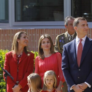 Leonor et Sofia d'Espagne avec leurs parents Felipe et Letizia et la famille royale le 2 juillet 2012 au palais de la Zarzuela à Madrid pour fêter l'équipe d'Espagne championne d'Europe de football.