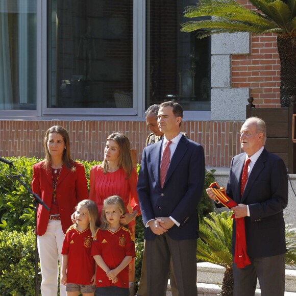 Leonor et Sofia d'Espagne avec leurs parents Felipe et Letizia et la famille royale le 2 juillet 2012 au palais de la Zarzuela à Madrid pour fêter l'équipe d'Espagne championne d'Europe de football.