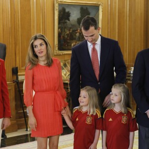 Leonor et Sofia d'Espagne avec leurs parents Felipe et Letizia et la famille royale le 2 juillet 2012 au palais de la Zarzuela à Madrid pour fêter l'équipe d'Espagne championne d'Europe de football.