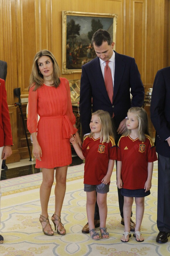Leonor et Sofia d'Espagne avec leurs parents Felipe et Letizia et la famille royale le 2 juillet 2012 au palais de la Zarzuela à Madrid pour fêter l'équipe d'Espagne championne d'Europe de football.