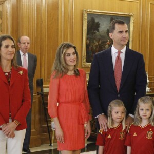 Leonor et Sofia d'Espagne avec leurs parents Felipe et Letizia et la famille royale le 2 juillet 2012 au palais de la Zarzuela à Madrid pour fêter l'équipe d'Espagne championne d'Europe de football.