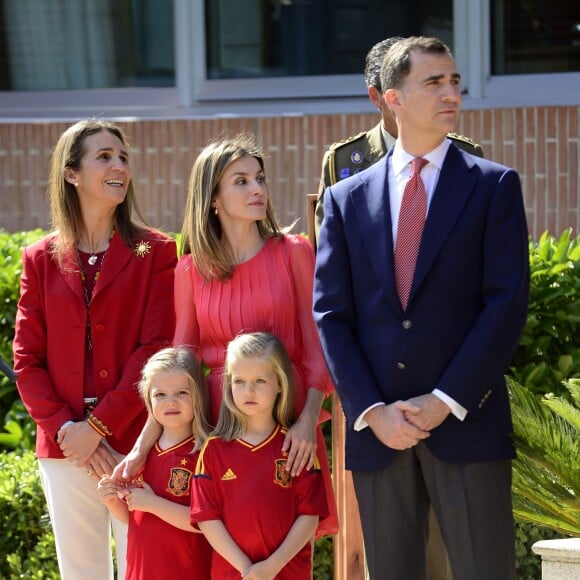 Leonor et Sofia d'Espagne avec leurs parents Felipe et Letizia et la famille royale le 2 juillet 2012 au palais de la Zarzuela à Madrid pour fêter l'équipe d'Espagne championne d'Europe de football.