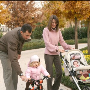 Felipe et Letizia d'Espagne dans le parc du palais de la Zarzuela avec leurs filles Leonor et Sofia fin 2007.