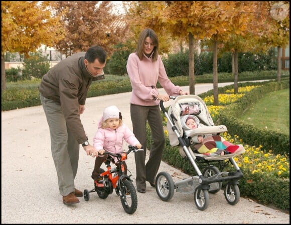 Felipe et Letizia d'Espagne dans le parc du palais de la Zarzuela avec leurs filles Leonor et Sofia fin 2007.