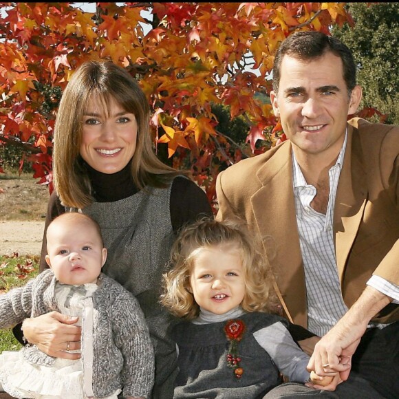 Letizia et Felipe d'Espagne avec leurs filles Leonor et Sofia dans les jardins du palais de la Zarzuela pour les voeux de fin d'année 2007.