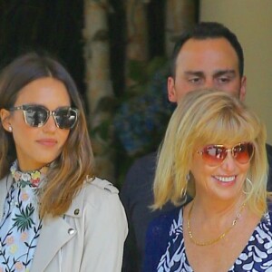Jessica Alba est allée déjeuner en famille avec son mari Cash Warren et leurs enfants Honor et Haven Garner Warren pour la fête des mères à l'hôtel Four Seasons à Los Angeles. Catherine, la maman de Jessica, est de la partie. Le 8 mai 2016