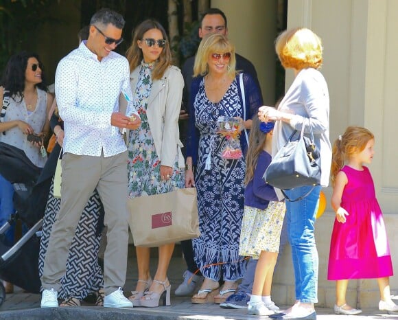 Jessica Alba est allée déjeuner en famille avec son mari Cash Warren et leurs enfants Honor et Haven Garner Warren pour la fête des mères à l'hôtel Four Seasons à Los Angeles. Catherine, la maman de Jessica, est de la partie. Le 8 mai 2016