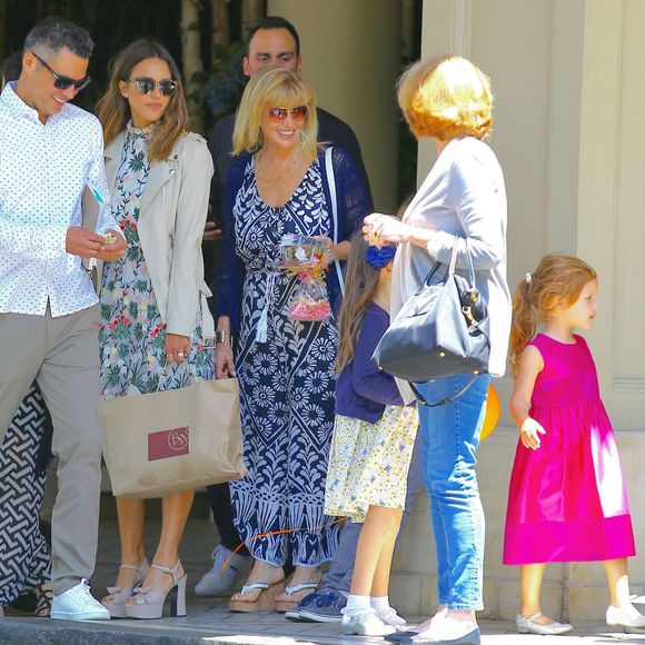 Jessica Alba est allée déjeuner en famille avec son mari Cash Warren et leurs enfants Honor et Haven Garner Warren pour la fête des mères à l'hôtel Four Seasons à Los Angeles. Catherine, la maman de Jessica, est de la partie. Le 8 mai 2016