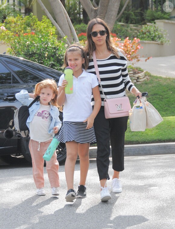 Jessica Alba rend visite à des amis avec ses filles Honor et Haven Warren à Beverly Hills, le 3 mai 2016