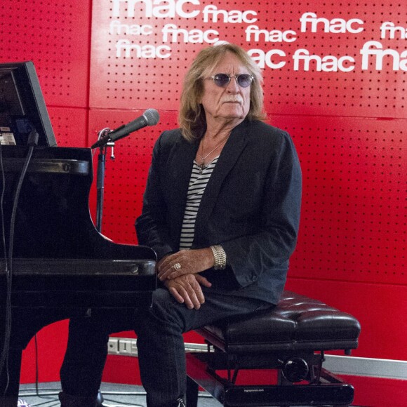 Exclusif - Le chanteur Christophe en showcase-dédicace à la Fnac Saint-Lazare à Paris, pour la sortie de son nouvel album "Les vestiges du Chaos". Le 15 avril 2016 © Pierre Perusseau / Bestimage