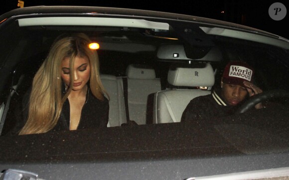 Kylie Jenner quitte le restaurant Roku de West Hollywood et rentre en voiture avec son compagnon Tyga le 24 mars 2016.