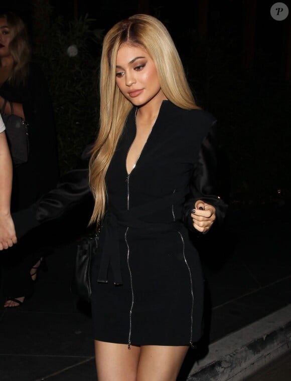 Kylie Jenner quitte le restaurant Roku de West Hollywood et rentre en voiture avec son compagnon Tyga le 24 mars 2016.