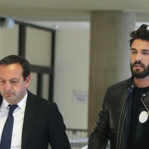 Nabilla Benattia quitte le tribunal de Nanterre avec son compagnon Thomas Vergara le 19 mai 2016. Elle est condamnée à 24 mois de prison dont 6 mois ferme pour avoir poignardé son compagnon Thomas Vergara. Le couple s'embrasse tendrement devant les caméras et sort avec le sourire.