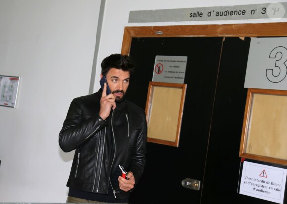 Nabilla Benattia quitte le tribunal de Nanterre avec son compagnon Thomas Vergara le 19 mai 2016. Elle est condamnée à 24 mois de prison dont 6 mois ferme pour avoir poignardé son compagnon Thomas Vergara. Le couple s'embrasse tendrement devant les caméras et sort avec le sourire.
