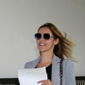 Nabilla Benattia quitte le tribunal de Nanterre avec son compagnon Thomas Vergara le 19 mai 2016. Elle est condamnée à 24 mois de prison dont 6 mois ferme pour avoir poignardé son compagnon Thomas Vergara. Le couple s'embrasse tendrement devant les caméras et sort avec le sourire.