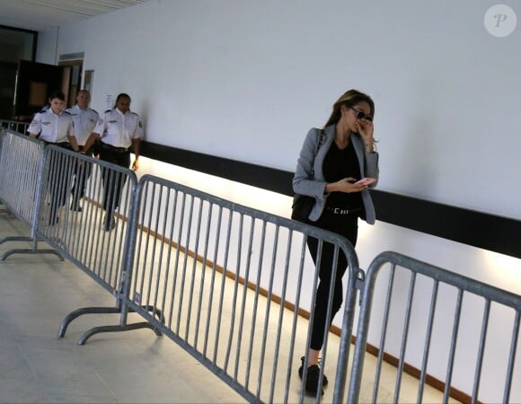 Nabilla Benattia quitte le tribunal de Nanterre avec son compagnon Thomas Vergara le 19 mai 2016. Elle est condamnée à 24 mois de prison dont 6 mois ferme pour avoir poignardé son compagnon Thomas Vergara. Le couple s'embrasse tendrement devant les caméras et sort avec le sourire.