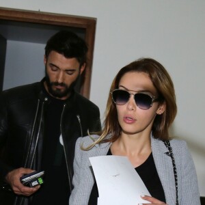 Nabilla Benattia quitte le tribunal de Nanterre avec son compagnon Thomas Vergara le 19 mai 2016. Elle est condamnée à 24 mois de prison dont 6 mois ferme pour avoir poignardé son compagnon Thomas Vergara. Le couple s'embrasse tendrement devant les caméras et sort avec le sourire.