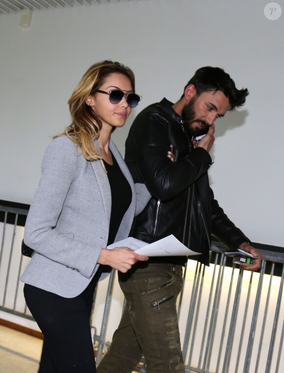 Nabilla Benattia quitte le tribunal de Nanterre avec son compagnon Thomas Vergara le 19 mai 2016. Elle est condamnée à 24 mois de prison dont 6 mois ferme pour avoir poignardé son compagnon Thomas Vergara. Le couple s'embrasse tendrement devant les caméras et sort avec le sourire.
