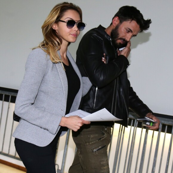 Nabilla Benattia quitte le tribunal de Nanterre avec son compagnon Thomas Vergara le 19 mai 2016. Elle est condamnée à 24 mois de prison dont 6 mois ferme pour avoir poignardé son compagnon Thomas Vergara. Le couple s'embrasse tendrement devant les caméras et sort avec le sourire.