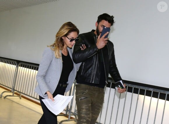 Nabilla Benattia quitte le tribunal de Nanterre avec son compagnon Thomas Vergara le 19 mai 2016. Elle est condamnée à 24 mois de prison dont 6 mois ferme pour avoir poignardé son compagnon Thomas Vergara. Le couple s'embrasse tendrement devant les caméras et sort avec le sourire.