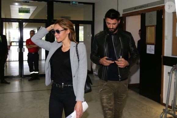 Nabilla Benattia quitte le tribunal de Nanterre avec son compagnon Thomas Vergara le 19 mai 2016. Elle est condamnée à 24 mois de prison dont 6 mois ferme pour avoir poignardé son compagnon Thomas Vergara. Le couple s'embrasse tendrement devant les caméras et sort avec le sourire.