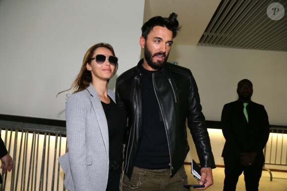 Nabilla Benattia quitte le tribunal de Nanterre avec son compagnon Thomas Vergara le 19 mai 2016. Elle est condamnée à 24 mois de prison dont 6 mois ferme pour avoir poignardé son compagnon Thomas Vergara. Le couple s'embrasse tendrement devant les caméras et sort avec le sourire.
