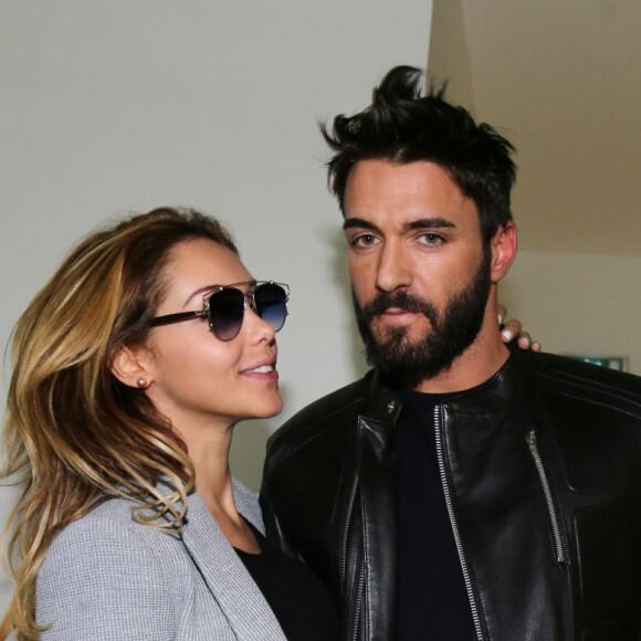 Nabilla Benattia quitte le tribunal de Nanterre avec son compagnon Thomas Vergara le 19 mai 2016. Elle est condamnée à 24 mois de prison dont 6 mois ferme pour avoir poignardé son compagnon Thomas Vergara. Le couple s'embrasse tendrement devant les caméras et sort avec le sourire.
