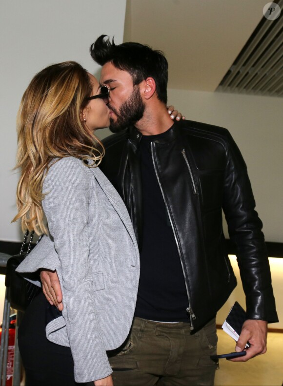 Nabilla Benattia quitte le tribunal de Nanterre avec son compagnon Thomas Vergara le 19 mai 2016. Elle est condamnée à 24 mois de prison dont 6 mois ferme pour avoir poignardé son compagnon Thomas Vergara. Le couple s'embrasse tendrement devant les caméras et sort avec le sourire.