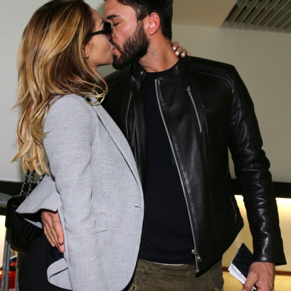 Nabilla Benattia quitte le tribunal de Nanterre avec son compagnon Thomas Vergara le 19 mai 2016. Elle est condamnée à 24 mois de prison dont 6 mois ferme pour avoir poignardé son compagnon Thomas Vergara. Le couple s'embrasse tendrement devant les caméras et sort avec le sourire.
