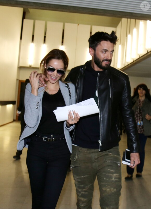 Nabilla Benattia quitte le tribunal de Nanterre avec son compagnon Thomas Vergara le 19 mai 2016. Elle est condamnée à 24 mois de prison dont 6 mois ferme pour avoir poignardé son compagnon Thomas Vergara. Le couple s'embrasse tendrement devant les caméras et sort avec le sourire.