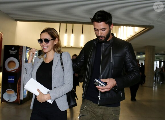 Nabilla Benattia quitte le tribunal de Nanterre avec son compagnon Thomas Vergara le 19 mai 2016. Elle est condamnée à 24 mois de prison dont 6 mois ferme pour avoir poignardé son compagnon Thomas Vergara. Le couple s'embrasse tendrement devant les caméras et sort avec le sourire.
