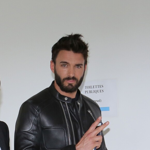 Thomas Vergara et son avocat au tribunal de Nanterre pendant les délibérés du procès de Nabilla Benattia le 19 mai 2016. 8 mois de prison ferme ont été requis contre Nabilla Benattia. La jeune femme est accusée d'avoir poignardé son compagnon Thomas Vergara à la suite d'une dispute et risque jusqu'à 7 ans de prison.