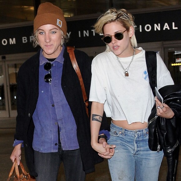 Kristen Stewart et sa compagne Alicia Cargile arrivent à l'aéroport de Los Angeles, le 19 mai 2016.