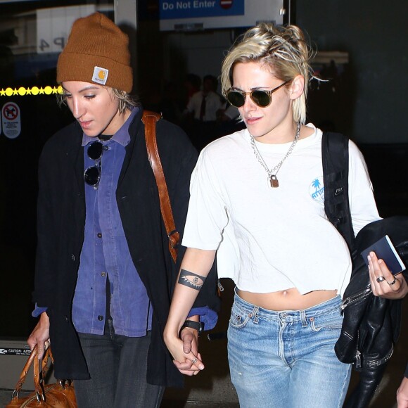 Kristen Stewart et sa compagne Alicia Cargile arrivent à l'aéroport de Los Angeles, le 19 mai 2016.