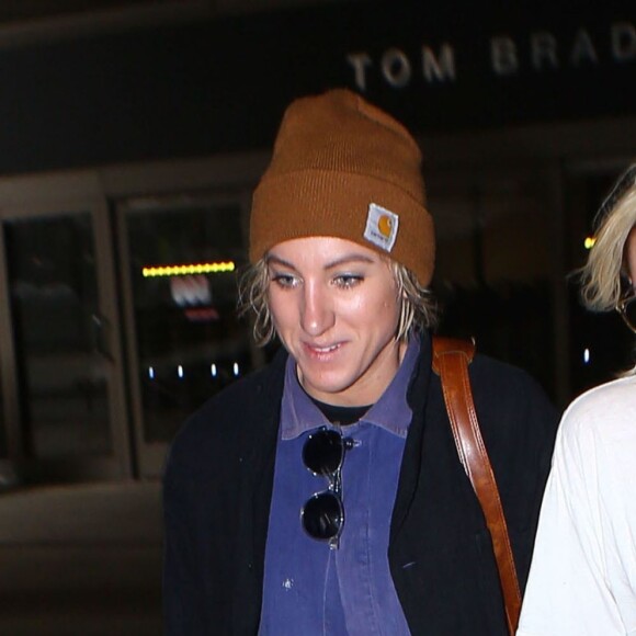 Kristen Stewart et sa compagne Alicia Cargile arrivent à l'aéroport de Los Angeles, le 19 mai 2016.