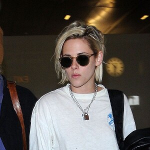 Kristen Stewart et sa compagne Alicia Cargile arrivent à l'aéroport de Los Angeles, le 19 mai 2016.