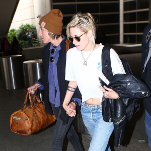 Kristen Stewart et sa compagne Alicia Cargile arrivent à l'aéroport de Los Angeles, le 19 mai 2016.