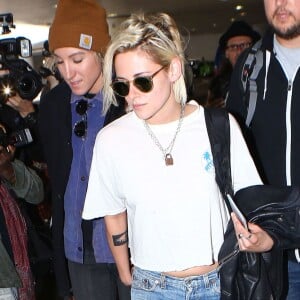 Kristen Stewart et sa compagne Alicia Cargile arrivent à l'aéroport de Los Angeles, le 19 mai 2016.