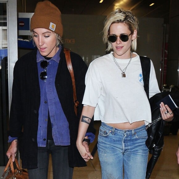 Kristen Stewart et sa compagne Alicia Cargile arrivent à l'aéroport de Los Angeles, le 19 mai 2016.
