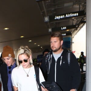 Kristen Stewart et sa compagne Alicia Cargile arrivent à l'aéroport de Los Angeles, le 19 mai 2016.