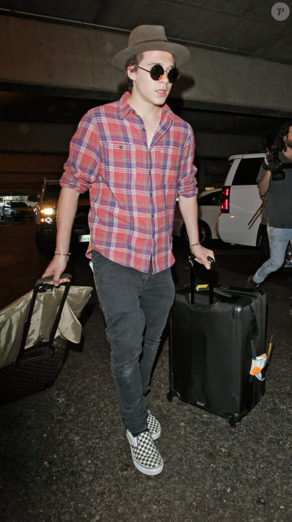 Brooklyn Beckham arrive à l'aéroport de LAX à Los Angeles, le 16 mai 2016