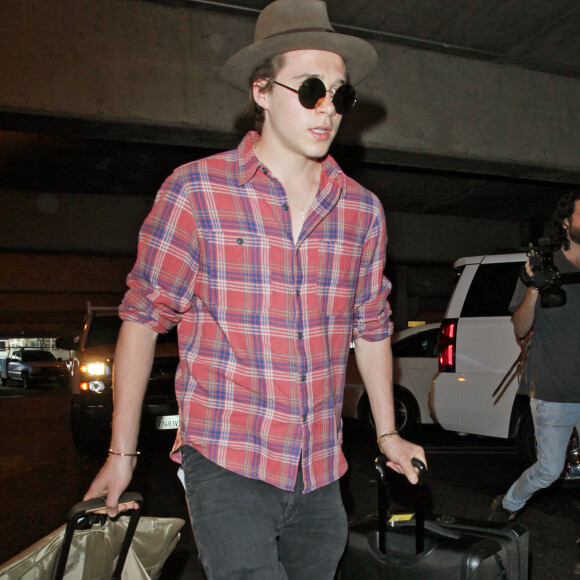 Brooklyn Beckham arrive à l'aéroport de LAX à Los Angeles, le 16 mai 2016