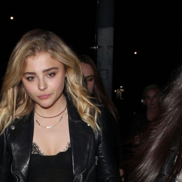 Chloë Grace Moretz à la sortie du restaurant The Nice Guy à West Hollywood, le 29 avril 2016
