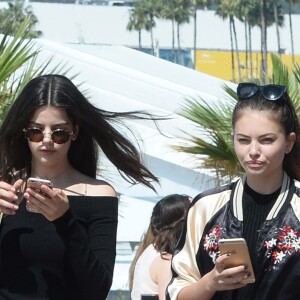 Thylane Blondeau et son amie Sonia Ben Ammar se promènent à Cannes lors du 69ème Festival International du Film de Cannes le 15 mai 2016.