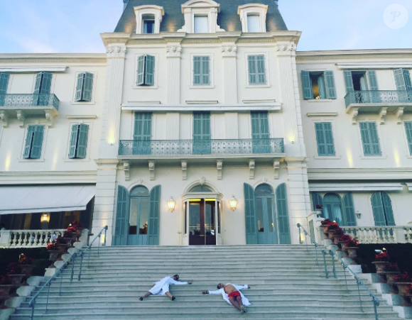 "We cannes't" ! Katy Perry et Orlando Bloom, épuisés par les mondanités du Festival de Cannes, s'allongent en peignoir sur les marches du Cap-Eden-Roc à Antibes. Photo publiée le 20 mai 2016.