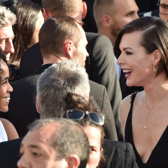 Milla Jovovich à la montée des marches du film "The Last Face" lors du 69ème Festival International du Film de Cannes le 20 mai 2016. © Lionel Urman / Bestimage