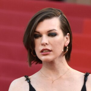 Milla Jovovich à la montée des marches du film "The Last Face" lors du 69ème Festival International du Film de Cannes le 20 mai 2016. © Lionel Urman / Bestimage