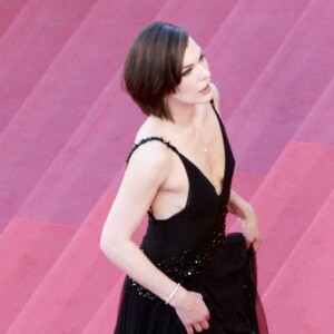 Milla Jovovich à la montée des marches du film "The Last Face" lors du 69ème Festival International du Film de Cannes le 20 mai 2016. © Lionel Urman / Bestimage